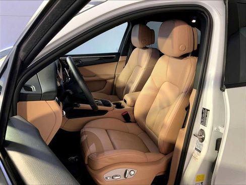 Certified 2025 Porsche Macan image 5