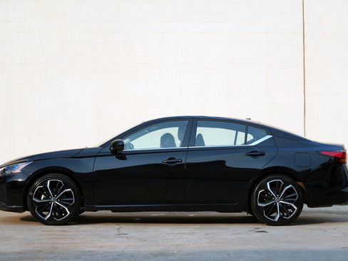Used 2023 Nissan Altima 2.5 SR FWD image 8
