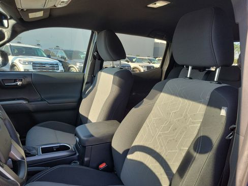 Used 2022 Toyota Tacoma TRD Sport image 11