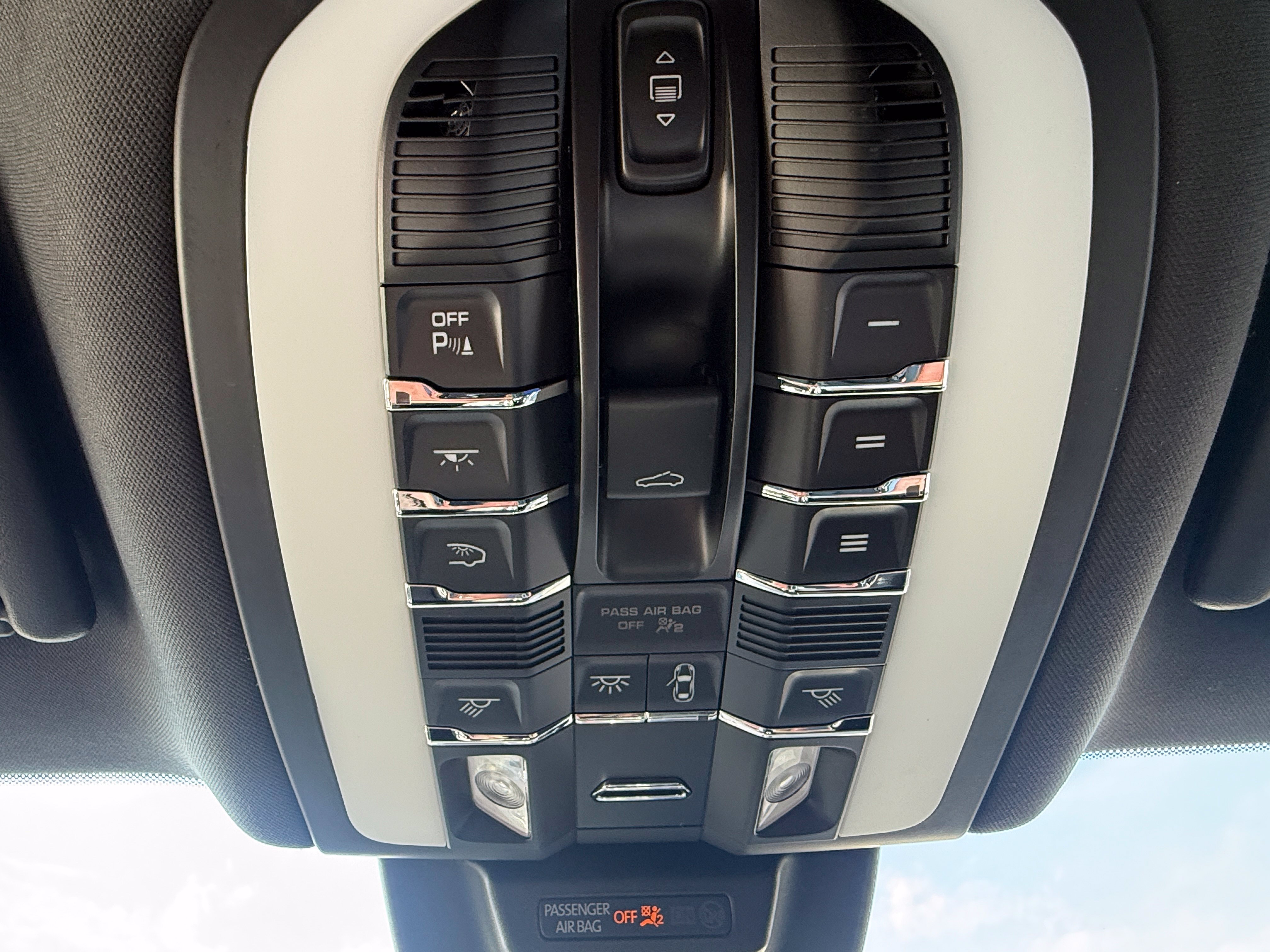 Used 2020 Porsche Macan AWD/4WD image 15