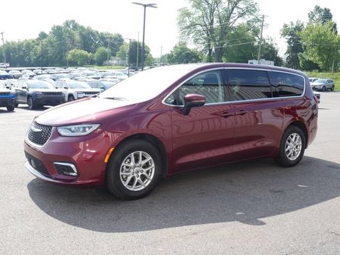 Used 2023 Chrysler Pacifica Touring-L FWD image 7