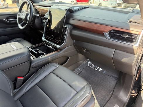 Used 2025 GMC Yukon XL Denali image 30