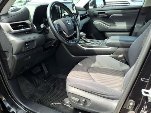 Used 2021 Toyota Highlander LE AWD/4WD image 13