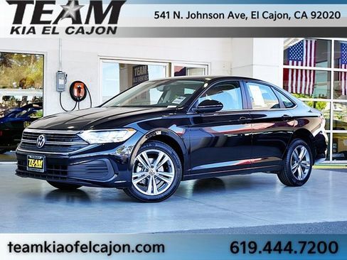 Used 2024 Volkswagen Jetta SE image 2