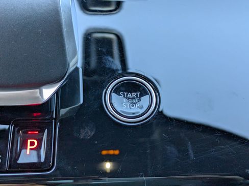 Used 2025 Land Rover Range Rover Sport image 21