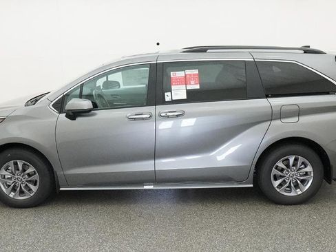 New 2026 Toyota Sienna XLE FWD image 3