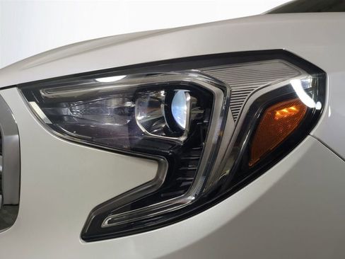 Used 2020 GMC Terrain SLT w/ Preferred Package image 10