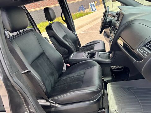 Used 2018 Dodge Grand Caravan SXT w/ Blacktop Package FWD image 23