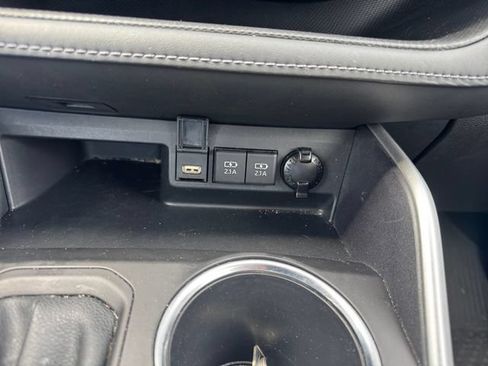 Used 2021 Toyota Highlander XLE AWD/4WD image 21
