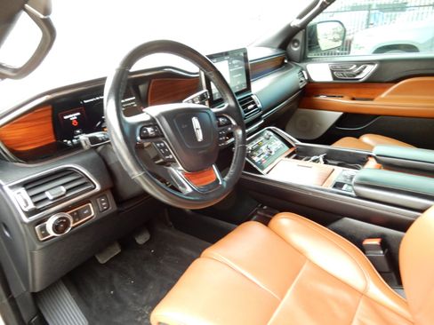 Used 2019 Lincoln Navigator Reserve image 10