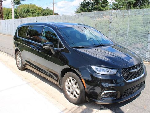Used 2025 Chrysler Pacifica Select FWD image 4