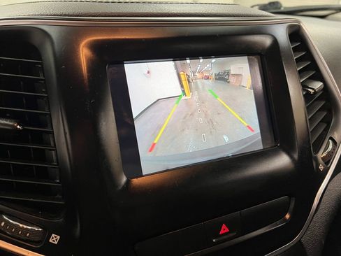 Used 2020 Jeep Cherokee Latitude w/ Cold Weather Group image 19