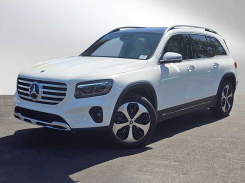 Used 2025 Mercedes-Benz GLB 250 4MATIC image 3