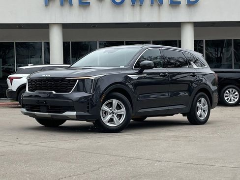 Used 2025 Kia Sorento LX image 1