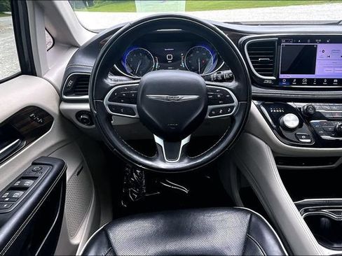 Used 2022 Chrysler Pacifica Limited w/ Uconnect Theater Family Group FWD image 5