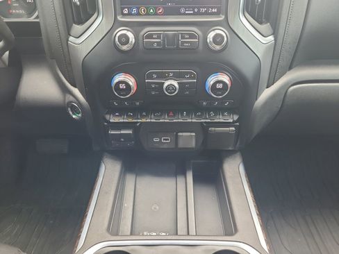 Used 2021 GMC Sierra 1500 Denali w/ Denali Ultimate Package AWD/4WD image 11