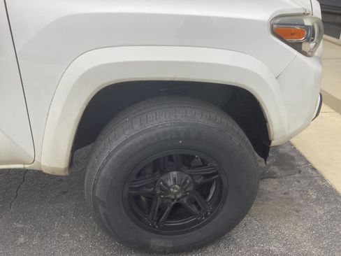 Used 2018 Toyota Tacoma SR5 RWD image 18