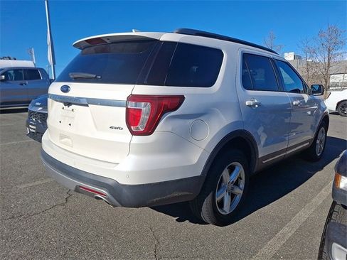 Used 2017 Ford Explorer XLT w/ Equipment Group 202A image 7