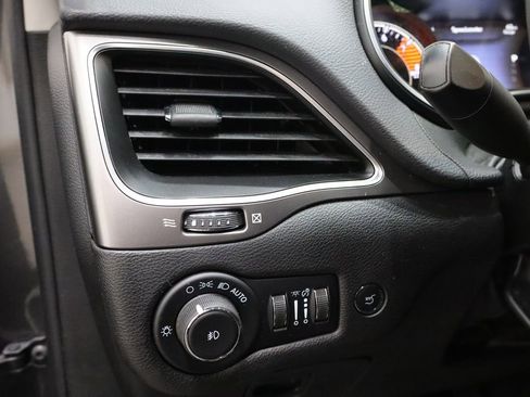 Used 2021 Jeep Cherokee Latitude Lux w/ Comfort/Convenience Group image 18