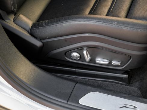 Used 2018 Porsche Panamera image 33
