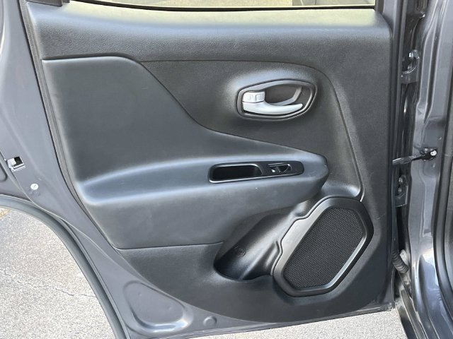 Used 2023 Jeep Renegade Latitude AWD/4WD image 16