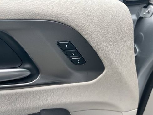 Used 2024 Chrysler Pacifica Touring-L image 5