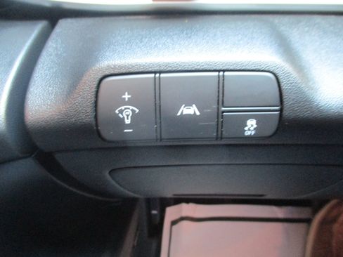 Used 2022 Hyundai Elantra Limited w/ Preferred Accessory Package FWD image 20