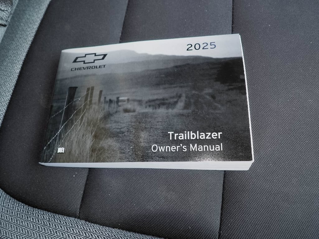 Used 2025 Chevrolet TrailBlazer LT w/ LT Cold Weather Package FWD image 37