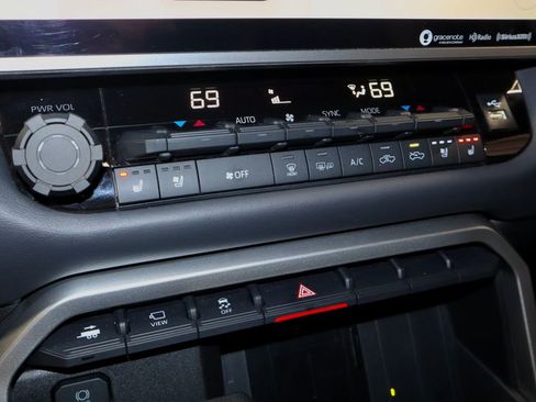 Used 2024 Toyota Tundra Platinum AWD/4WD image 34