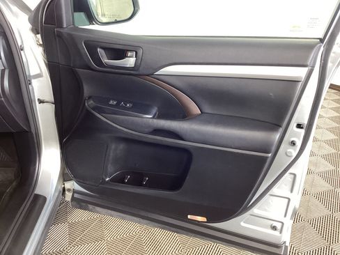 Used 2017 Toyota Highlander XLE AWD/4WD image 8