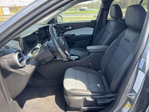 Used 2025 Chevrolet Trax LT w/ LT Convenience Package FWD image 7