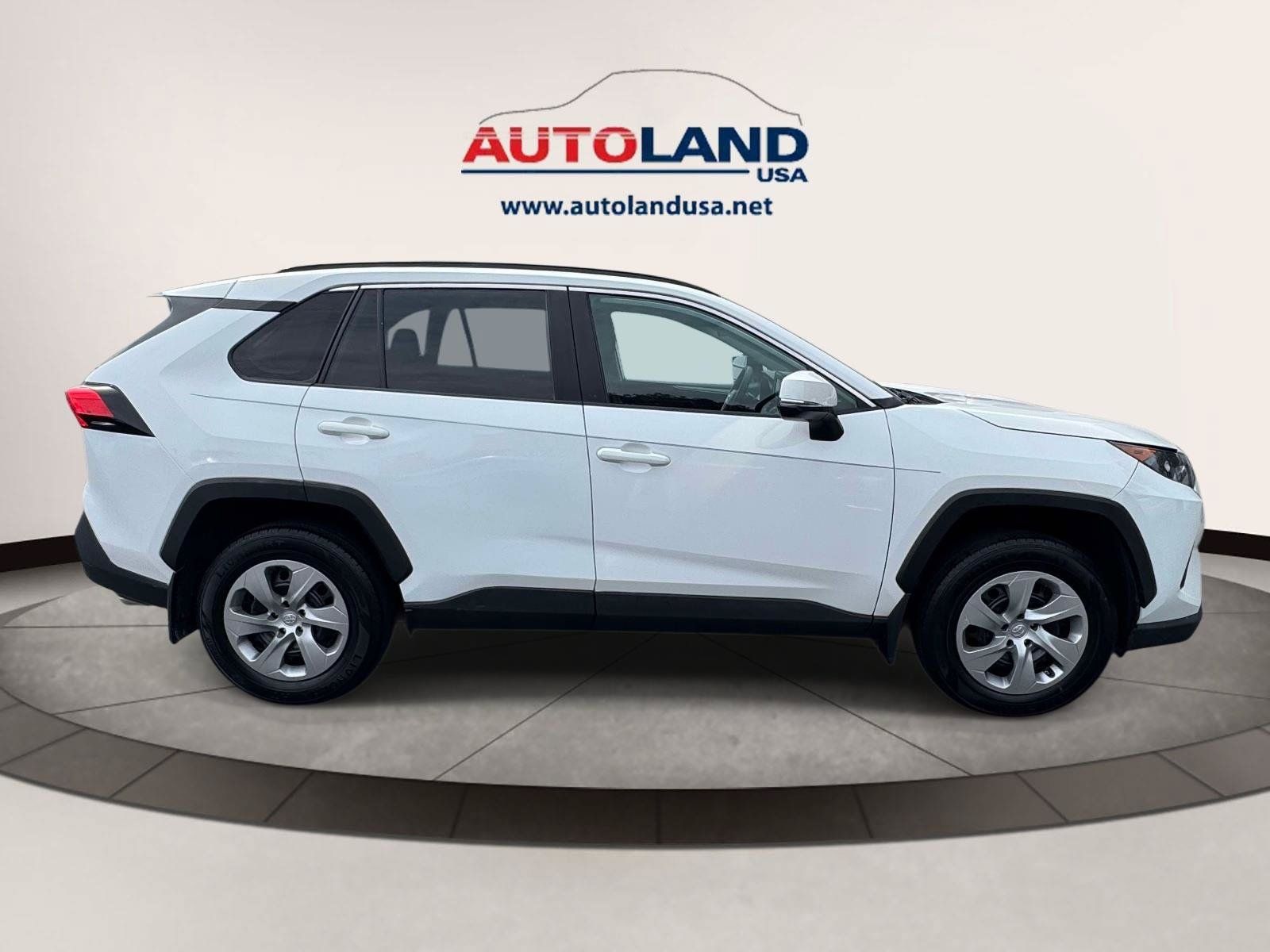 Used 2021 Toyota RAV4 LE AWD/4WD image 3