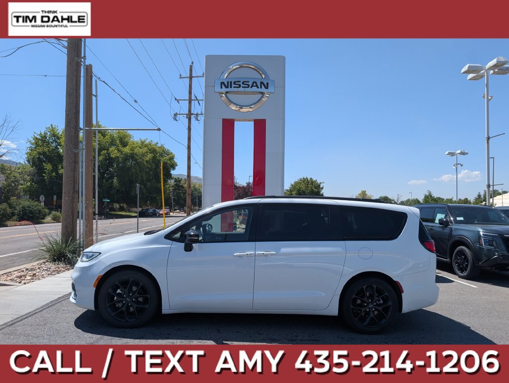 Used 2025 Chrysler Pacifica Limited FWD image 1