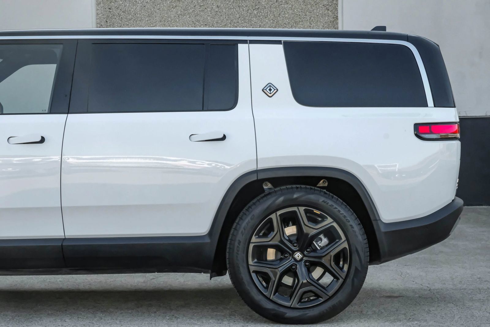 Used 2024 Rivian R1S Adventure Dual AWD/4WD image 21