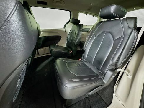 Used 2022 Chrysler Pacifica Touring-L FWD image 21