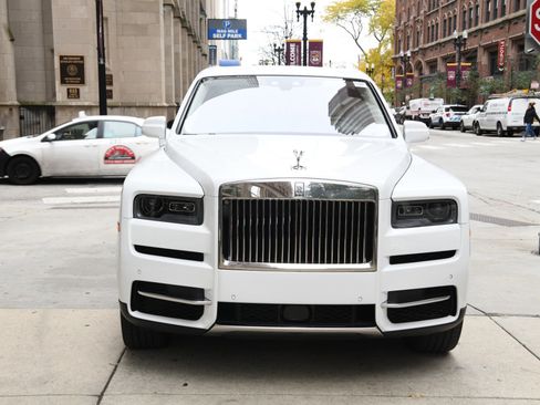 Used 2023 Rolls-Royce Cullinan w/ Cullinan Package image 2