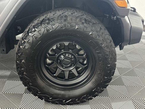 Used 2025 Jeep Wrangler Sport image 13