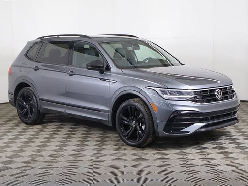 Used 2023 Volkswagen Tiguan SE R-Line image 2