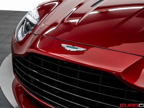 Used 2024 Aston Martin DB12 Coupe image 9