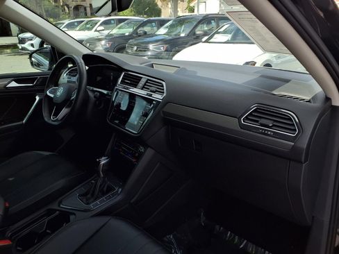 Used 2023 Volkswagen Tiguan SE w/ Panoramic Sunroof Package FWD image 23