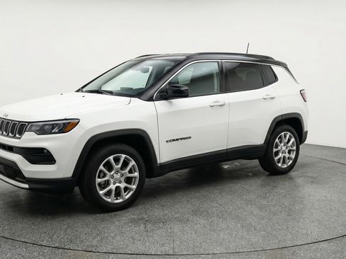Used 2025 Jeep Compass Limited AWD/4WD image 3