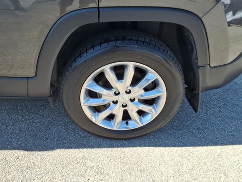 Used 2017 Jeep Cherokee Limited AWD/4WD image 4