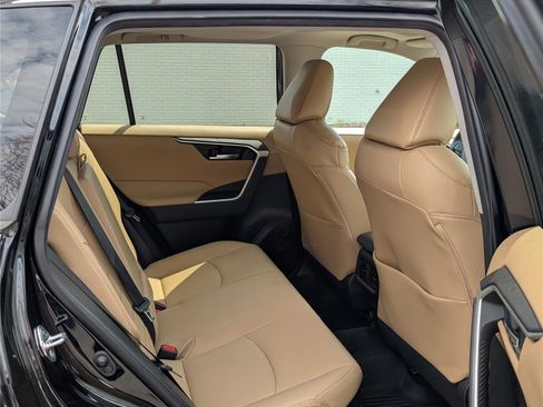 Used 2021 Toyota RAV4 XLE Premium image 12