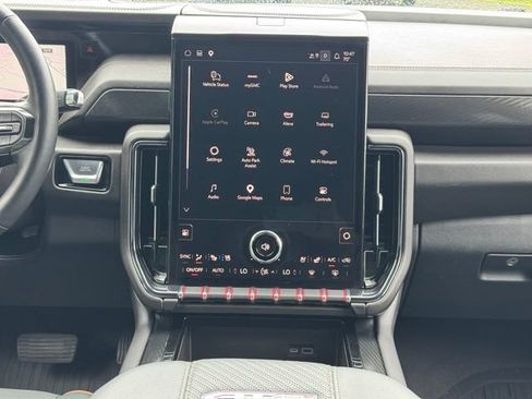 Used 2025 GMC Yukon XL AT4 AWD/4WD image 17