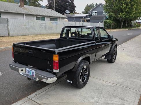 Used 1993 Nissan Pickup SE image 5