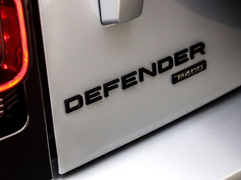 Used 2023 Land Rover Defender 110 SE image 9