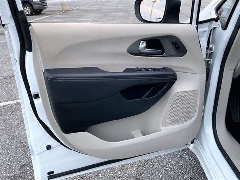 Used 2023 Chrysler Pacifica Touring-L image 20