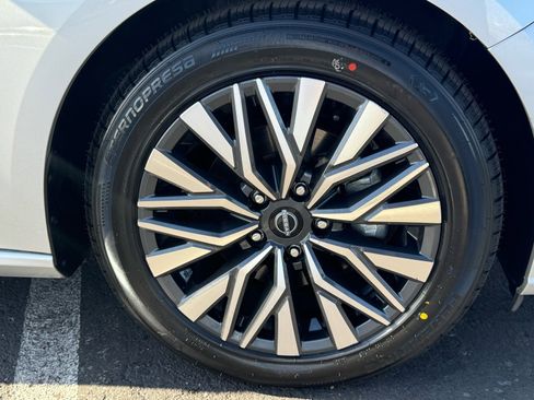 Used 2024 Nissan Altima 2.5 SV image 11