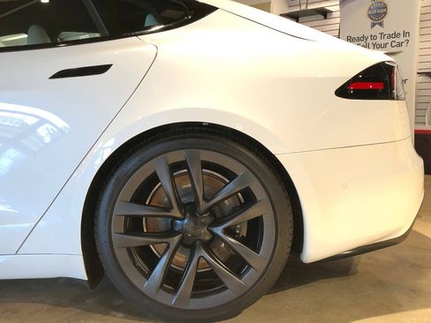 Used 2022 Tesla Model S Plaid image 11