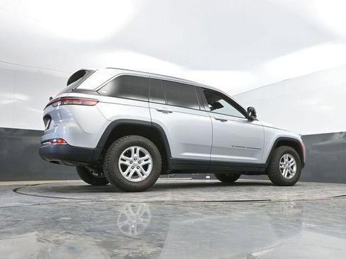 Used 2024 Jeep Grand Cherokee Laredo AWD/4WD image 48